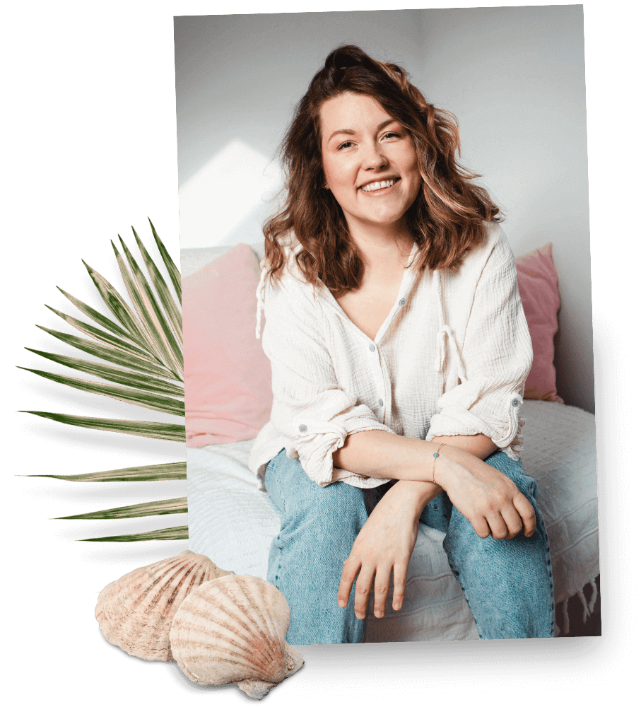 Sissi Michaux Portrait mit Palmblatt und Muscheln