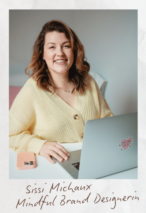 Portrait von Sissi Michaux mit Laptop als Polaroid mit Text "Mindful Brand Designerin" für Webdesign