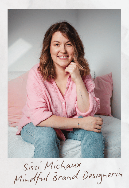 Portrait von Sissi Michaux auf dem Sessel mit rosa Bluse als Polaroid mit Text "Mindful Brand Designerin" für Webdesign